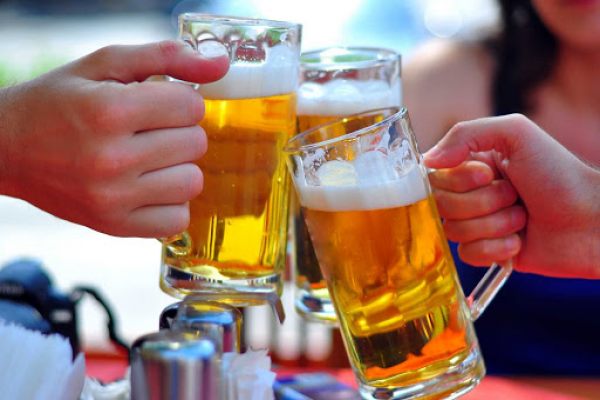 Ép buộc người khác uống rượu bia sẽ bị phạt đến 3 triệu đồng